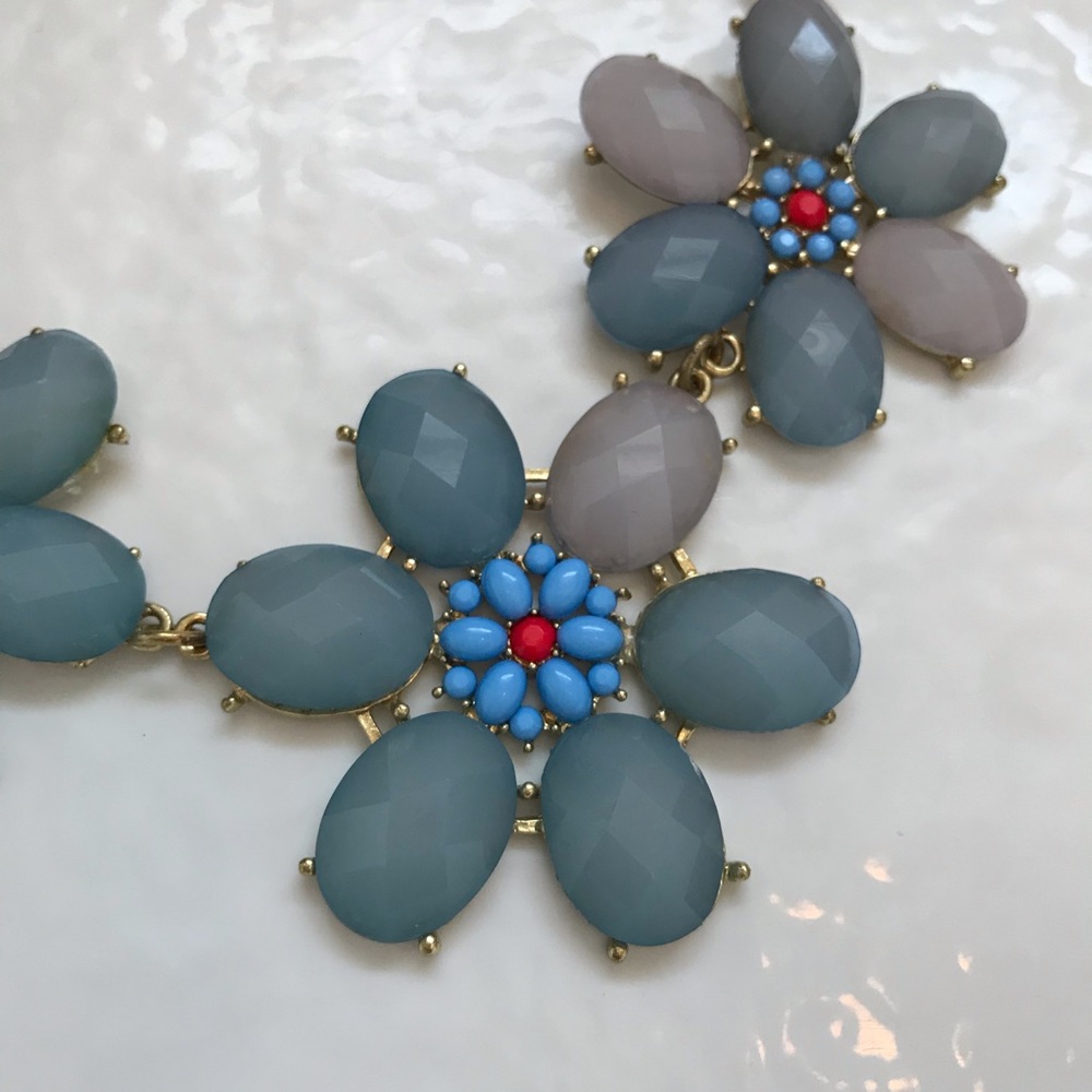 Blue flower statement necklace - Picture 4 of 5